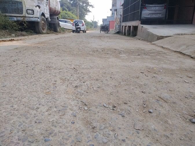 Route endommagée, problème public – Les routes minables et les drains cassés sont devenus l’identité d’Indiranagar