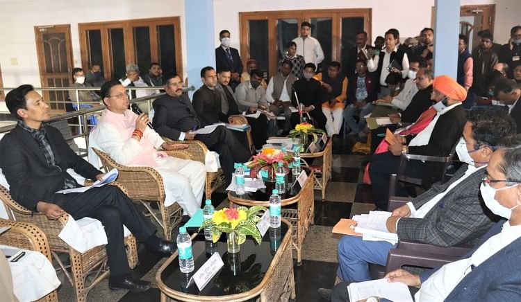खटीमा में फाइबर्स फैक्टरी में अधिकारियों की समीक्षा बैठक लेते मुख्यमंत्री पुष्कर सिंह धामी।
