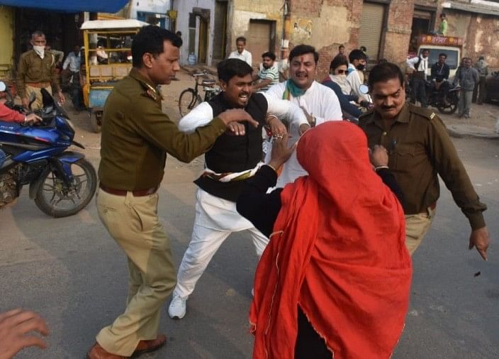 Hathras : conflit avec la police des membres du Congrès, effigie du gouvernement de l’État brûlée Hathras : conflit avec la police des membres du Congrès, effigie du gouvernement de l’État brûlée