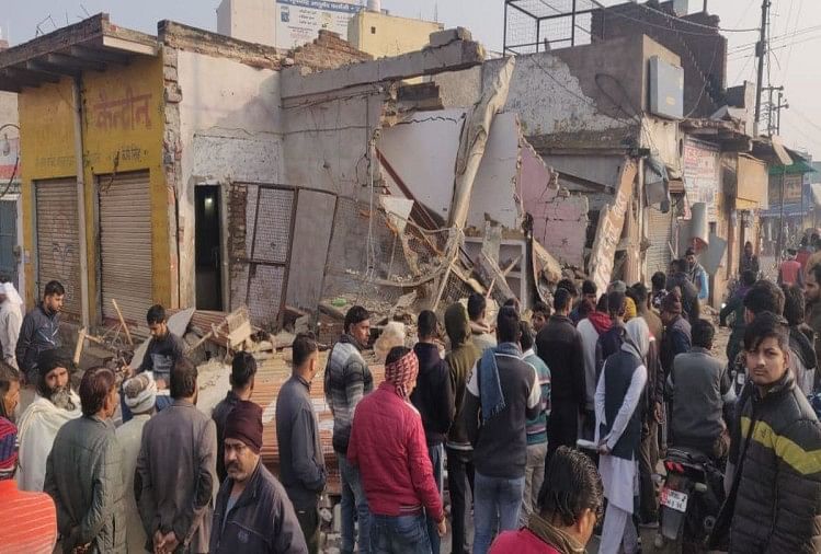Accident à Etmadpur Agra Un camion non contrôlé s’est effondré dans des magasins et un blessé