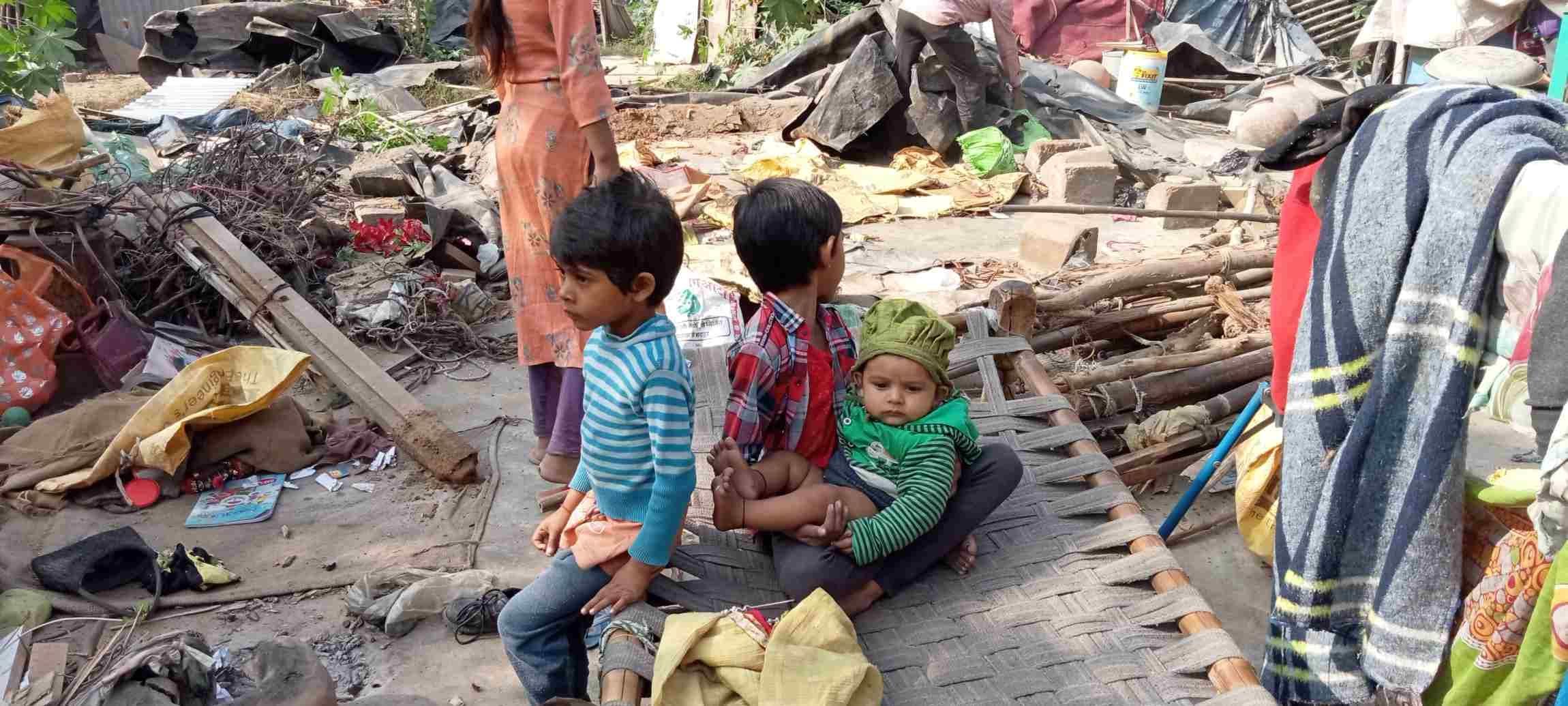  अपने टूटते आशियाने को देखते बच्चे। संवाद