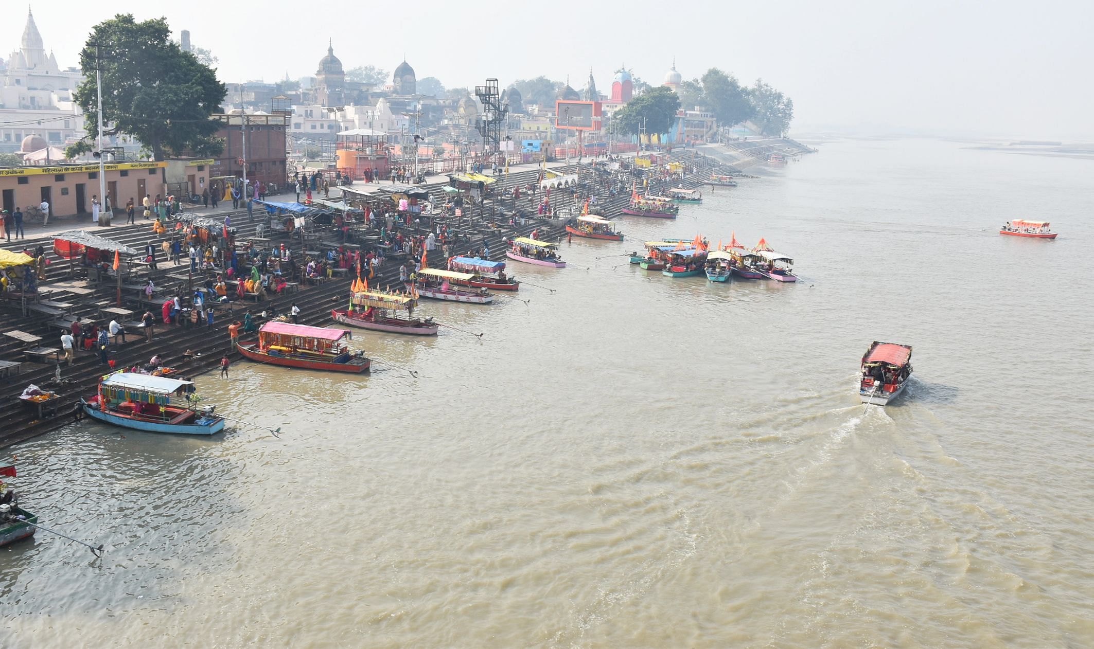 Dévots se baignant à Ayodhya-Pitt Pavani Saryu et canotage