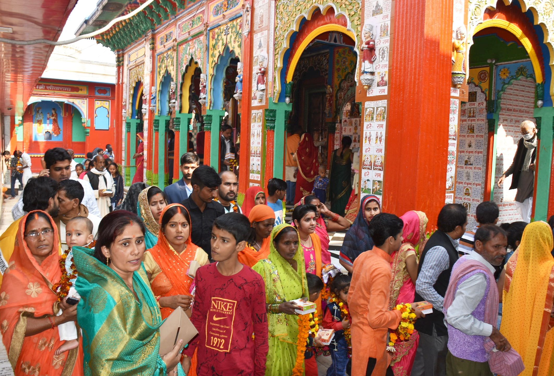 Foule de fidèles présents à Ayodhya-Hanumangarhi
