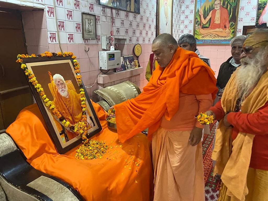 Appuyez sur la photo de Brahmalin Mahant Swami Gurudeveshwarashram Maharaj à Dandi Ashram situé à Shuktirtha ?