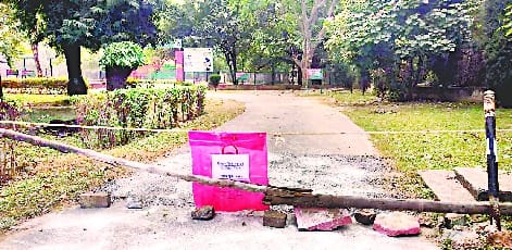 आईवीआरआई में हिरन पार्क की ओर जाने वाले रास्ते पर लगा प्रतिबंध। आईवीआरआई में हिरन पार्क की ओर जाने वाले रास्ते पर लगा प्रतिबंध।