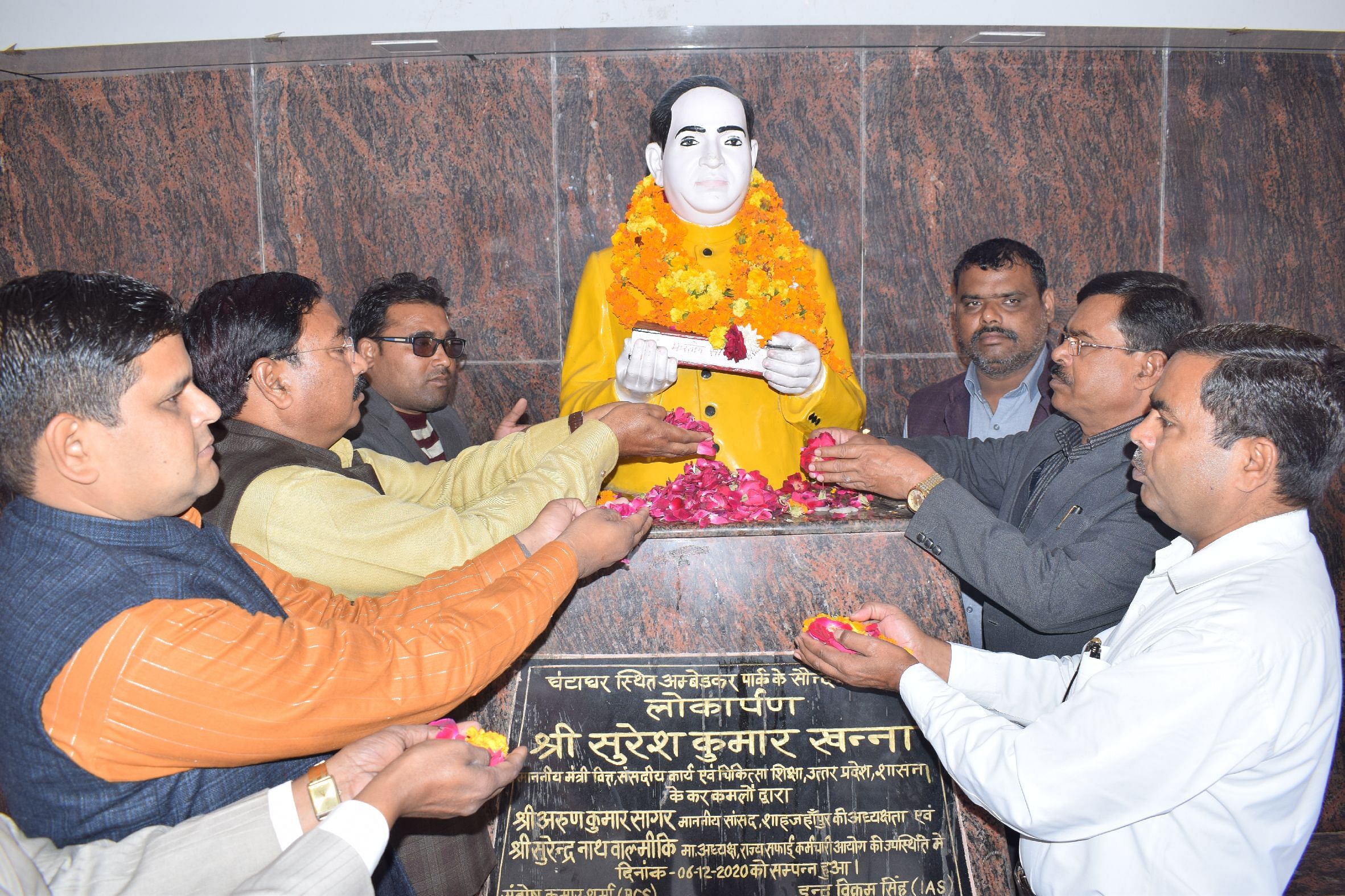 Les dirigeants du BJP arborant la statue du Dr Bhim Rao Ambedkar sur son Parinirvana Diwas à Shahjahanpur ? Les dirigeants du BJP arborant la statue du Dr Bhim Rao Ambedkar sur son Parinirvana Diwas à Shahjahanpur ?