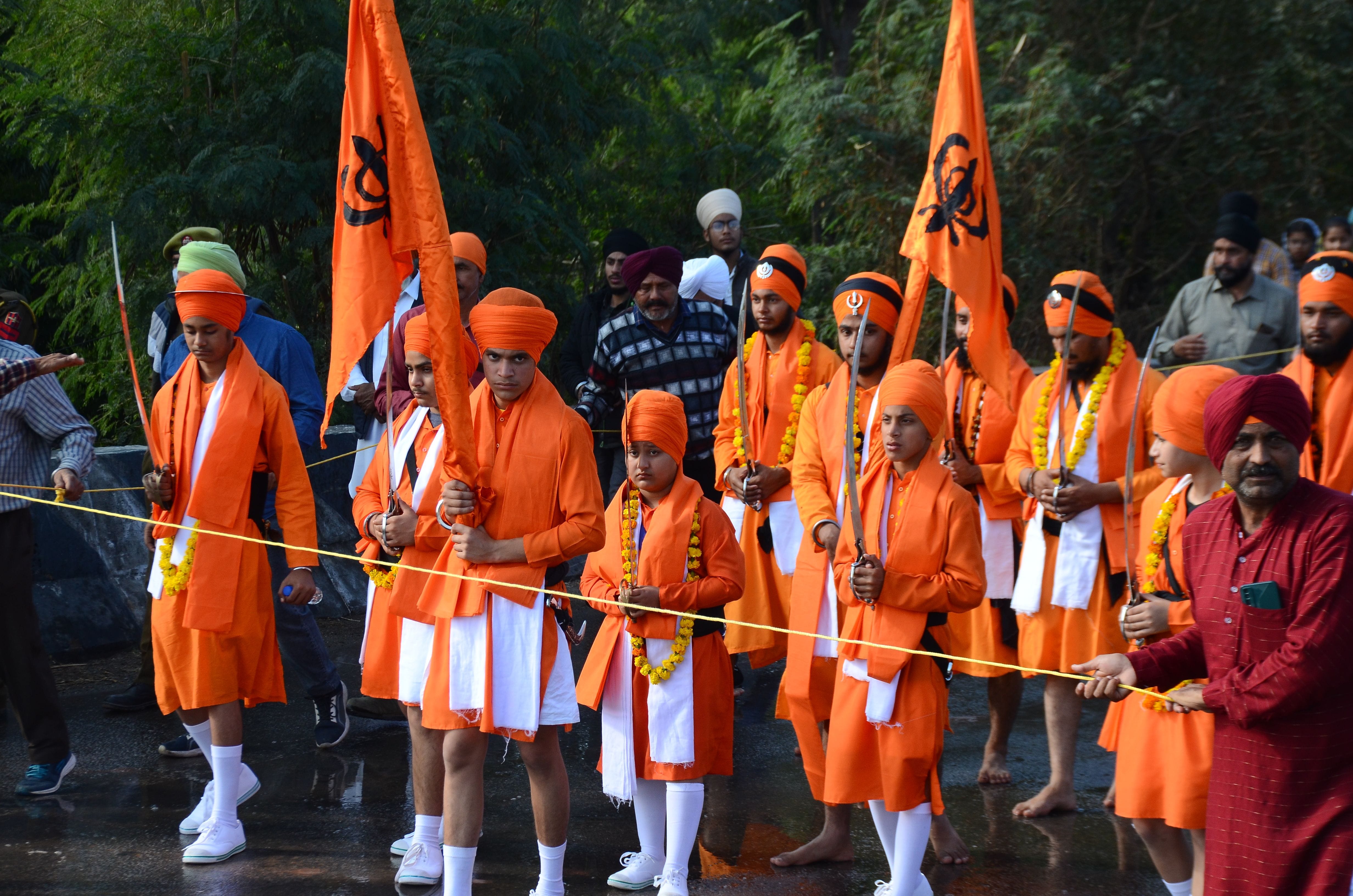 नगर कीर्तन की अगुवाई करते पंज प्यारे। संवाद नगर कीर्तन की अगुवाई करते पंज प्यारे। संवाद