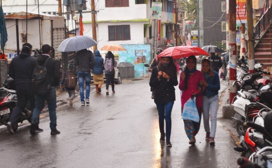 अल्मोड़ा में बारिश दौरान छाता लेकर निकलते लोग। अल्मोड़ा में बारिश दौरान छाता लेकर निकलते लोग।