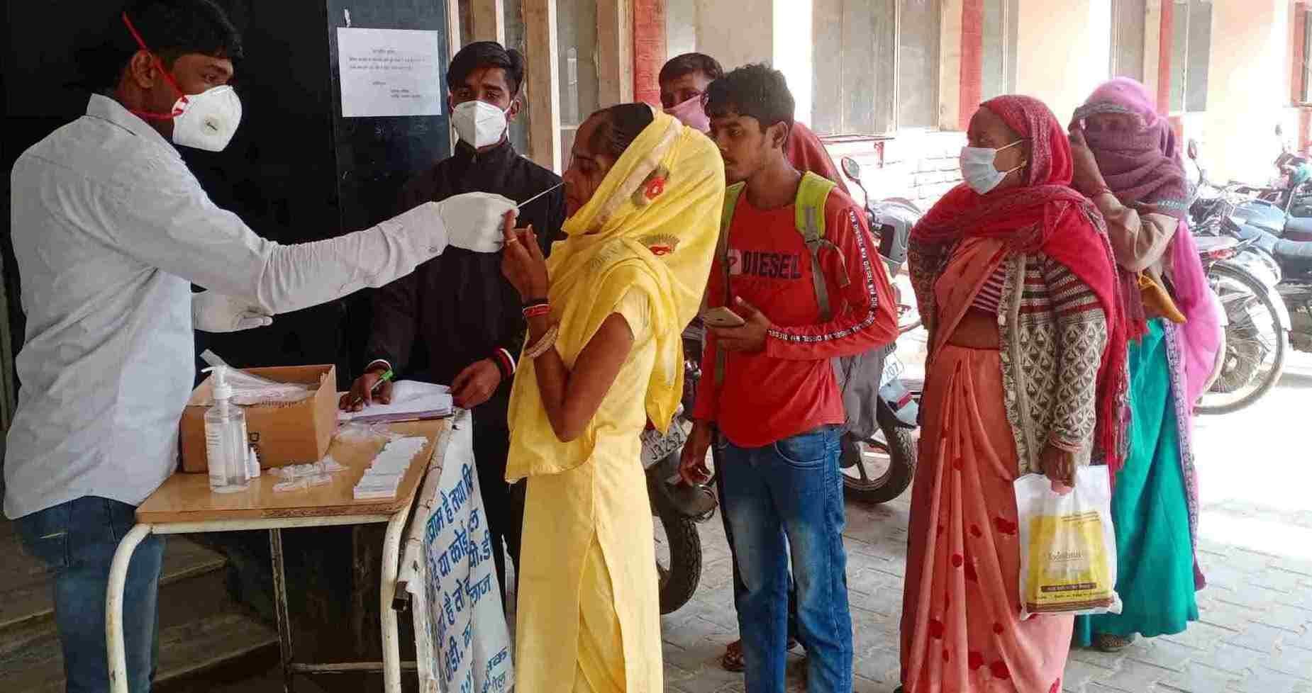 अस्पताल के मुख्य गेट पर मरीजों का सैंपल लेते चिकित्सक। संवाद अस्पताल के मुख्य गेट पर मरीजों का सैंपल लेते चिकित्सक। संवाद
