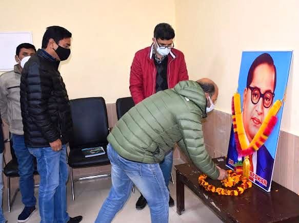 रामबन में आयोजित महापरिनिर्वाण दिवस के अवसर पर श्रद्धांजलि अर्पित करते लोग रामबन में आयोजित महापरिनिर्वाण दिवस के अवसर पर श्रद्धांजलि अर्पित करते लोग