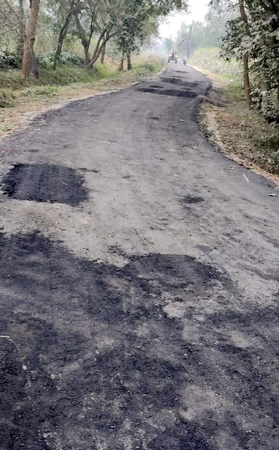 बिजनौर के गांव जाफराबाद सम्पर्क मार्ग बनने के छह दिन बाद टूटी सड़क के भरे गए गड्ढे। बिजनौर के गांव जाफराबाद सम्पर्क मार्ग बनने के छह दिन बाद टूटी सड़क के भरे गए गड्ढे।