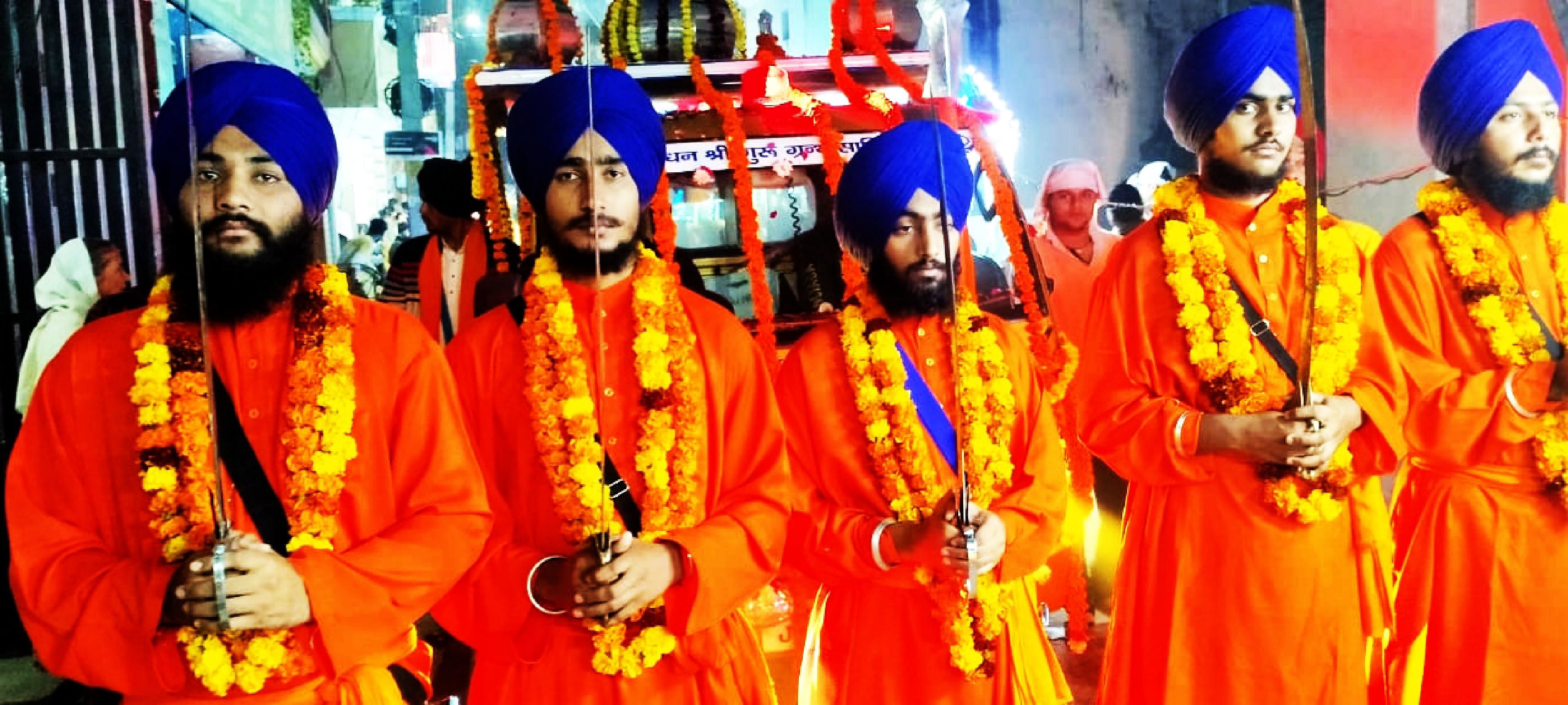 Panch Pyare à Prabhat Pheri, le festival du martyre de Shri Guruteg Bahadur Maharaj a été organisé à Hajahanpur.  N.-É. ?