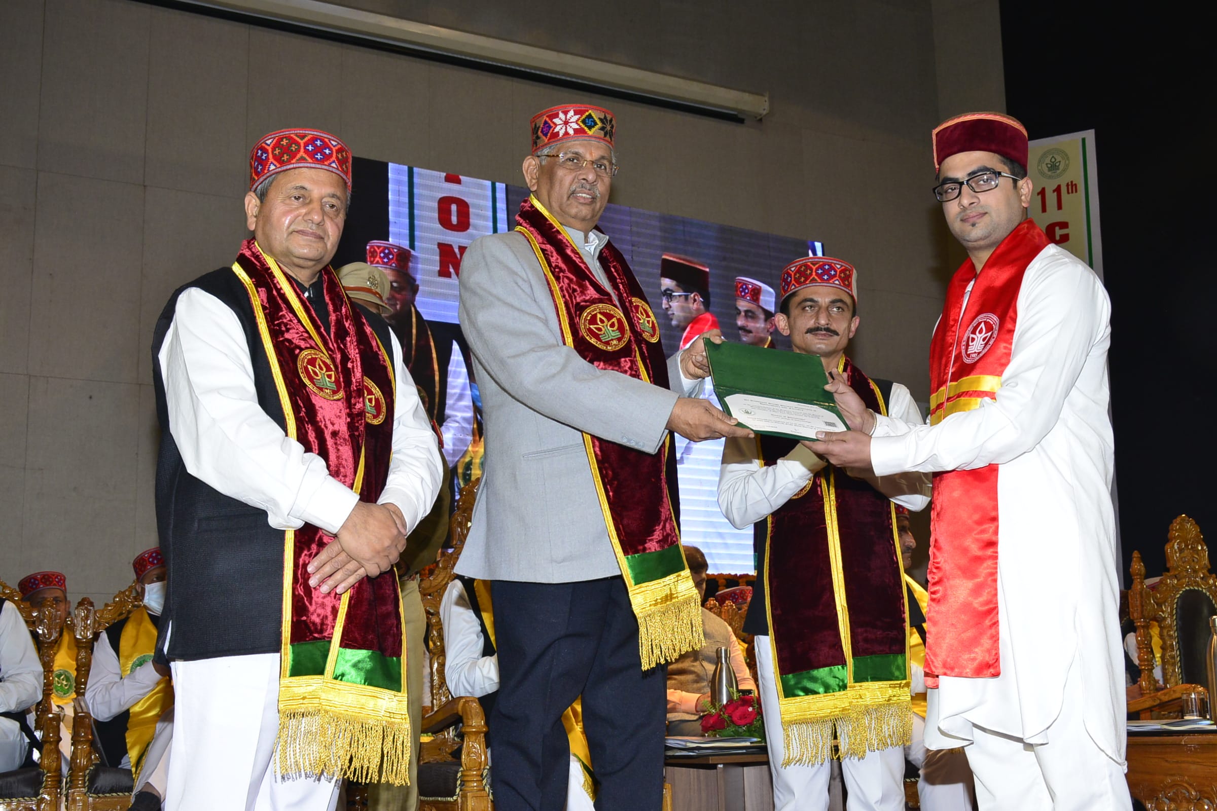 ौणी विवि में दीक्षांत समारोह पर विद्यार्थियों को डिग्रियां बांटते मुख्यतिथि। संवाद ौणी विवि में दीक्षांत समारोह पर विद्यार्थियों को डिग्रियां बांटते मुख्यतिथि। संवाद