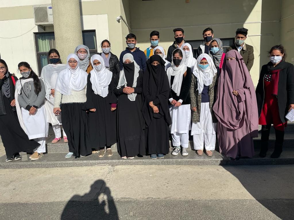 फोटो..किश्तवाड़ में सशस्त्र झंडा दिवस पर धन संग्रह करते एनसीसी व एनएसएस केडेट फोटो..किश्तवाड़ में सशस्त्र झंडा दिवस पर धन संग्रह करते एनसीसी व एनएसएस केडेट