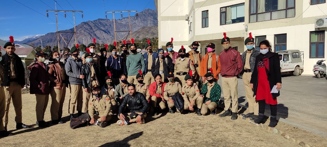 फोटो..किश्तवाड़ में सशस्त्र झंडा दिवस पर धन संग्रह करते एनसीसी व एनएसएस केडेट फोटो..किश्तवाड़ में सशस्त्र झंडा दिवस पर धन संग्रह करते एनसीसी व एनएसएस केडेट