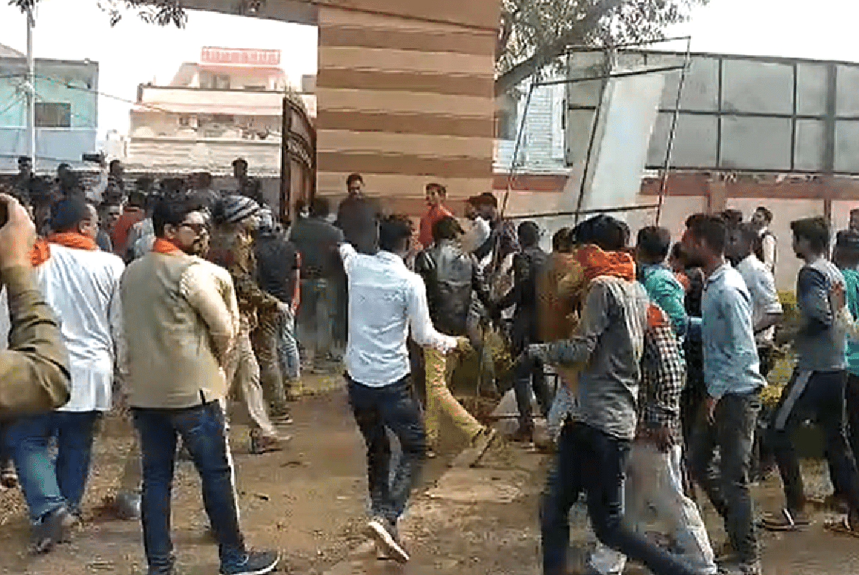 Madhya Pradesh St.joseph School Was Vandalised By Mob, Accused Of Religious  Conversion Of Students - मध्यप्रदेश: बच्चों का धर्म परिवर्तन कराने का आरोप  लगा भीड़ ने स्कूल पर किया हमला ...