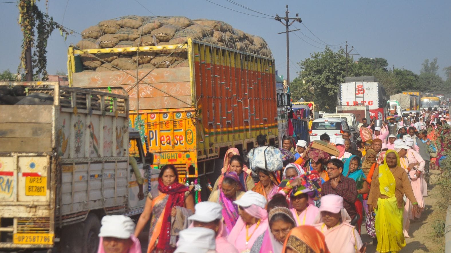 इटावा-बरेली हाईवे के नेकपुर पुल पर लगा जाम। संवाद इटावा-बरेली हाईवे के नेकपुर पुल पर लगा जाम। संवाद