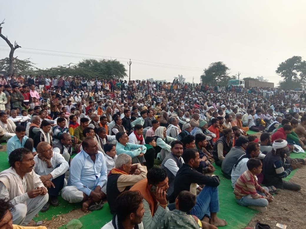 दंगल में कुश्ती देखते आसपास क्षेत्र के लोग दंगल में कुश्ती देखते आसपास क्षेत्र के लोग