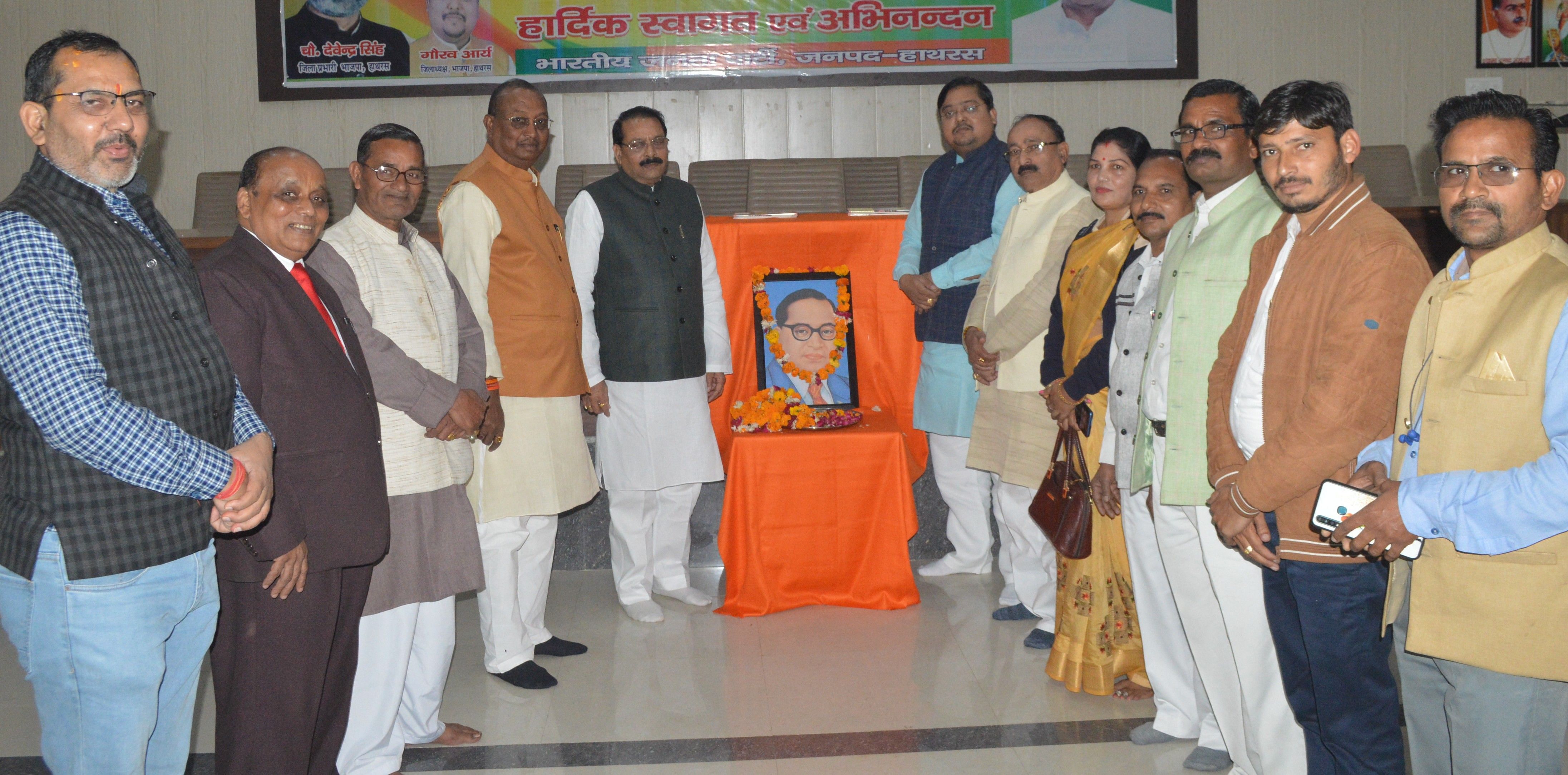 Le député de Sadar Harishankar Mahour et Sikandrau Vidhan Sabha célèbrent la journée Parinirvana de Baba Sahav au bureau du BJP