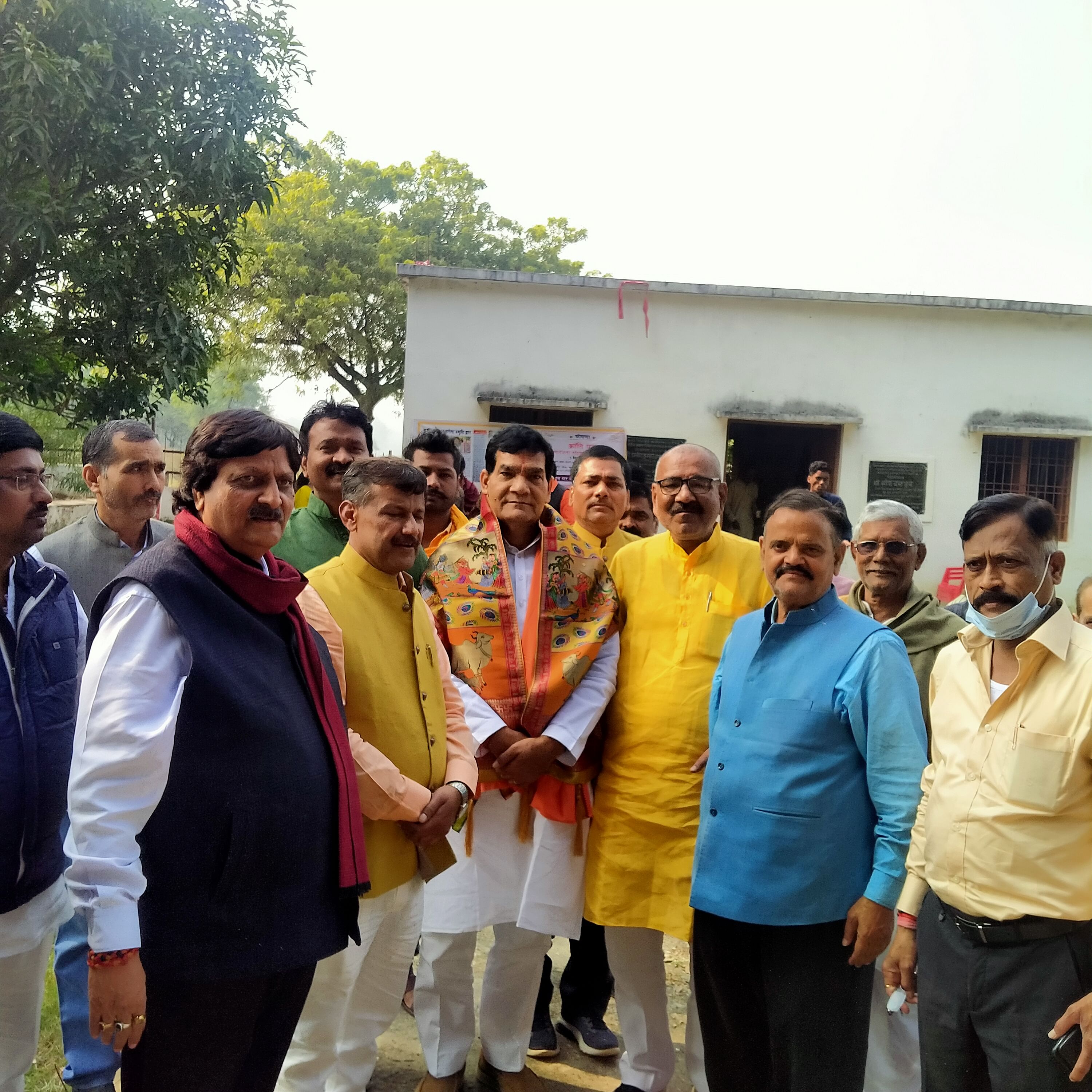 Personnes accueillant le vice-président d'État du MLC, AK Sharma, sur le site du martyr de Parasi. Personnes accueillant le vice-président d'État du MLC, AK Sharma, sur le site du martyr de Parasi.