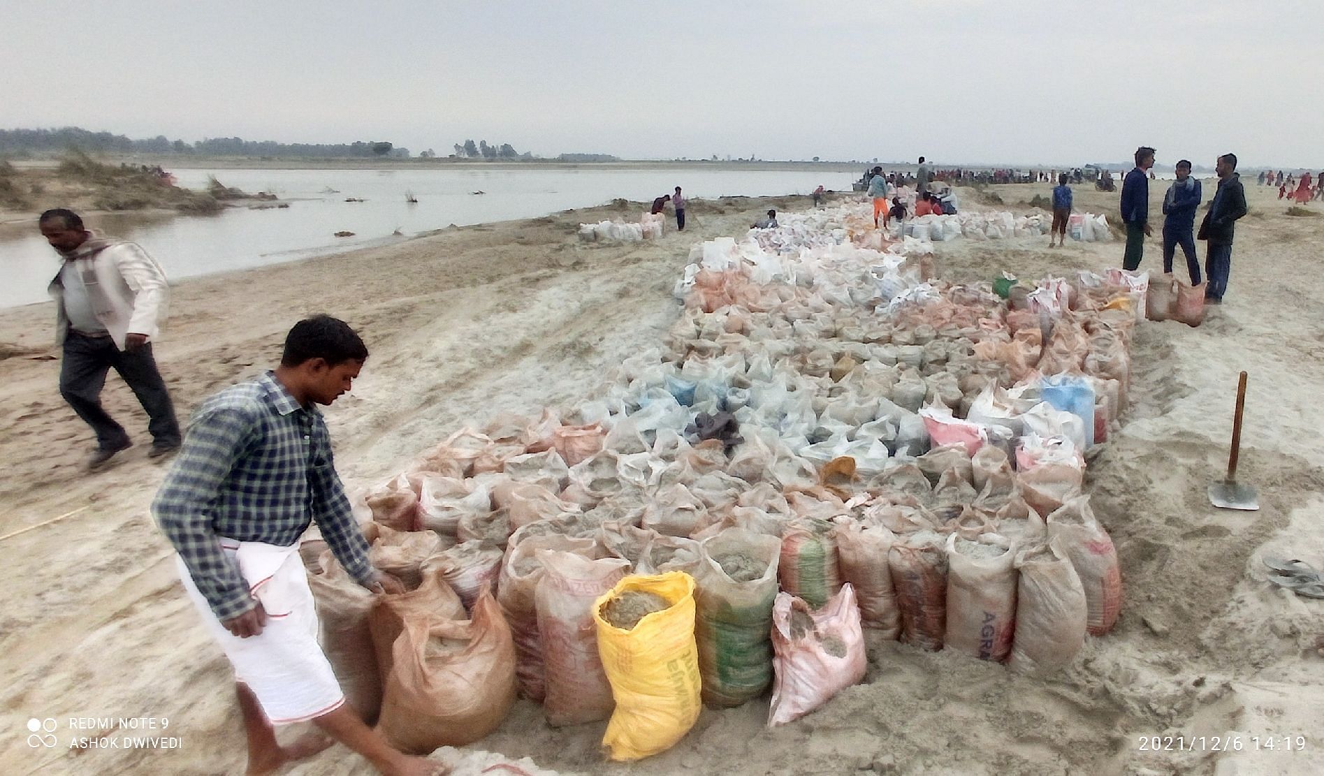Sacs remplis de sable pour la construction du pont Pantoon sur la rivière Ramganga de Jalalabad.  Dialogue