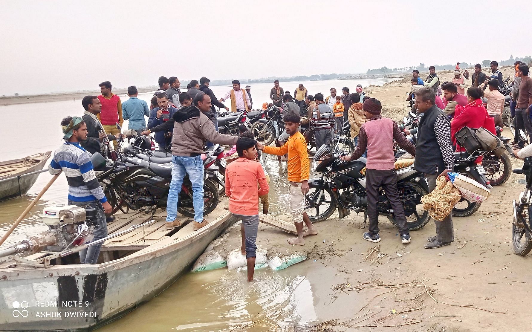 Les passagers debout pour monter à bord du moteur votent pour se rendre sur la rive de la rivière Ramganga à Jalalabad.  Dialogue