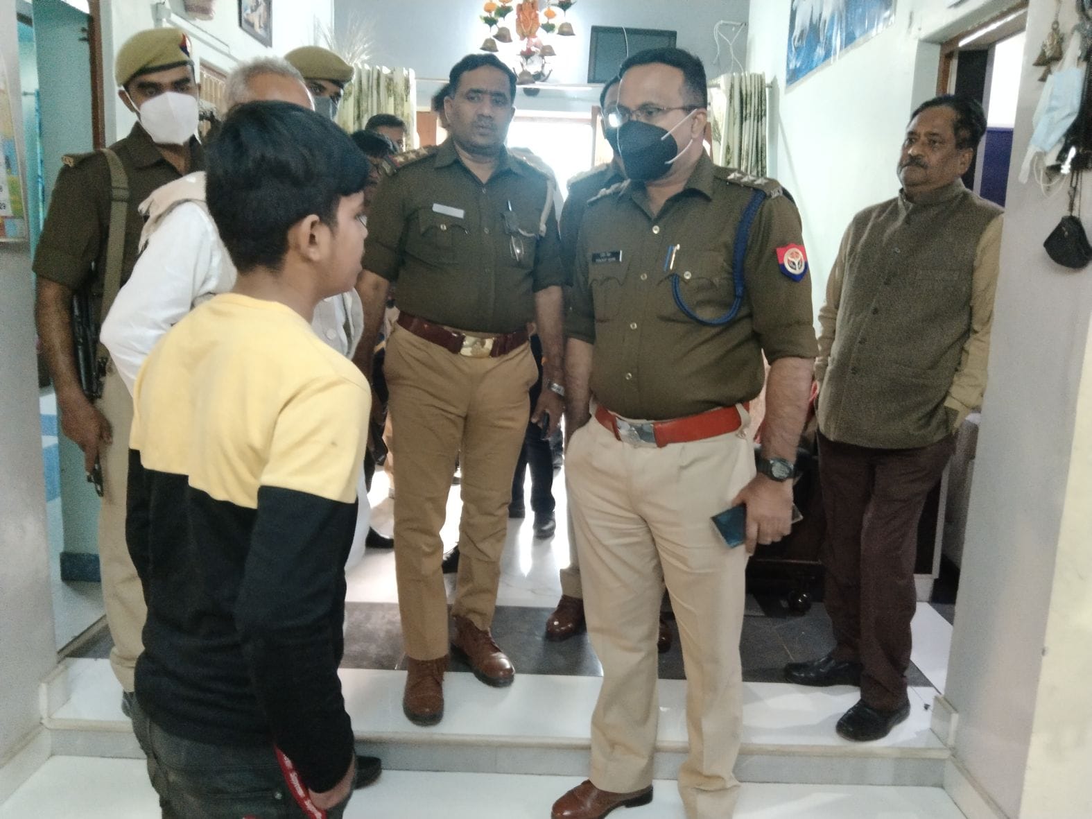 किशोर से पूछताछ करते सीओ व पीछे खड़े अधिवक्ता मंजेश कटियार। संवाद किशोर से पूछताछ करते सीओ व पीछे खड़े अधिवक्ता मंजेश कटियार। संवाद