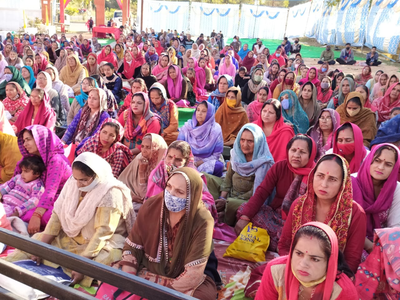 उधमपुर के रठियान इलाके में कथा सुनाते संत सुभाष शास्त्री व कथा सुनते श्रद्धालु