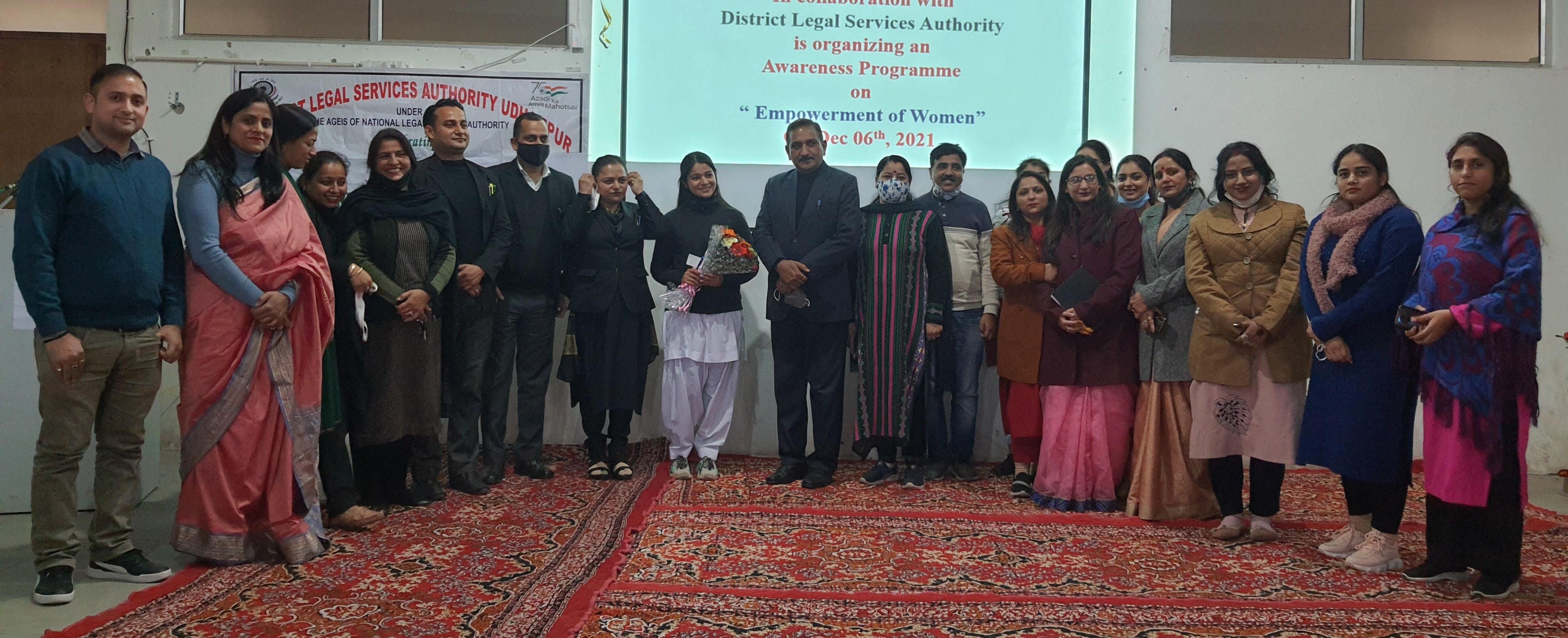 उधमपुर के भास्कर डिग्री कालेज में आयोजित कार्यक्रम में बात रखते मेहमान व मौजूद लोग