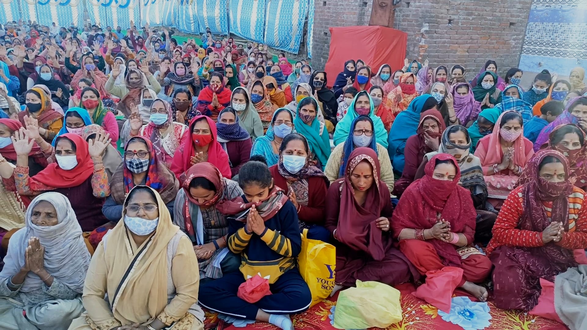 उधमपुर के रठियान में कथा सुनाते संत सुभाष शास्त्री व कथा सुनते श्रद्धालु