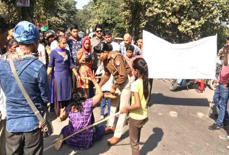 Hamirpur : attaque de femmes contre la police