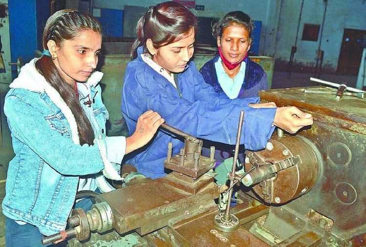 Admissions des filles dans les cours techniques pour une carrière à Iti Agra