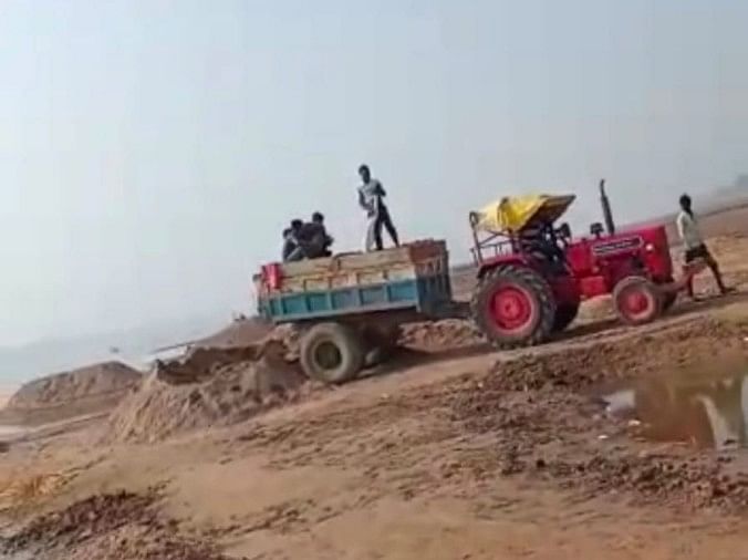 Extraction de sable illégale dans le Purva Ghat de Nanda