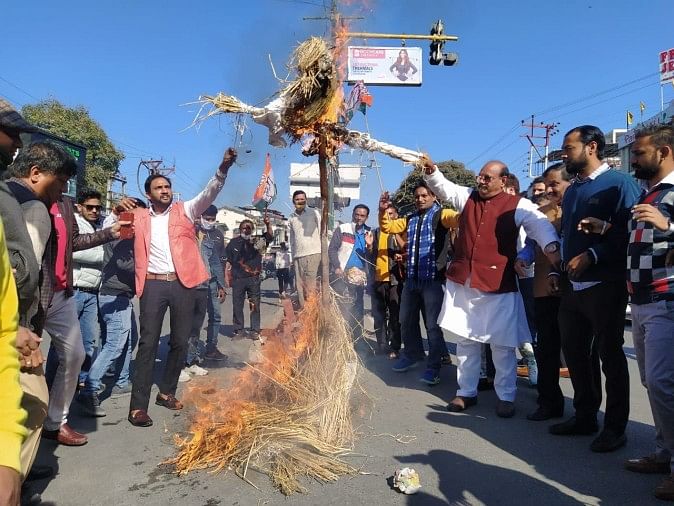 Le Congrès brûle une effigie pour protester contre l’attaque contre l’ancien ministre du Cabinet, l’ancien député