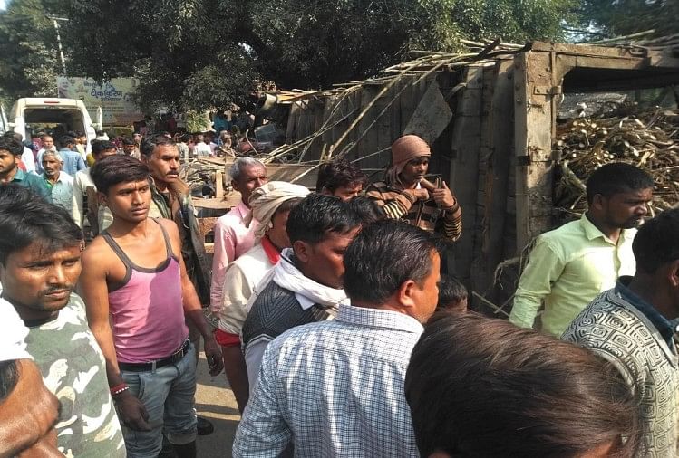 Truk Kecelakaan Shahjahanpur Penuh Dengan Tebu Terguling