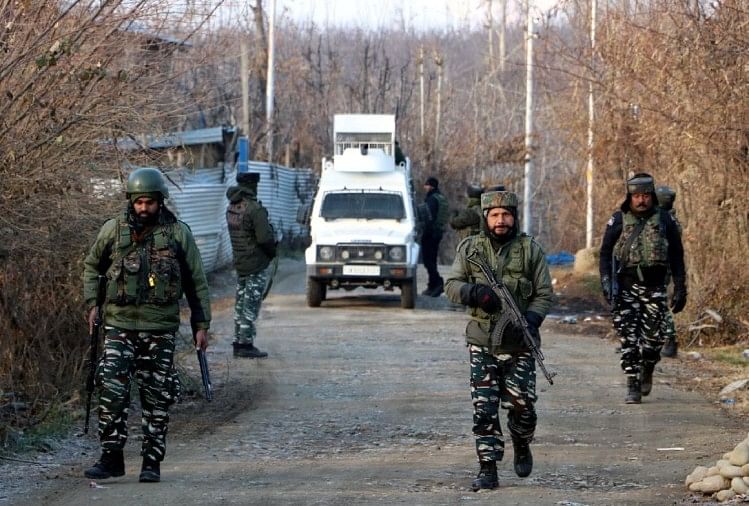 जम्मू-कश्मीर: शोपियां में सुरक्षाबलों और आतंकियों के बीच सुबह से मुठभेड़ जारी, शाम तक तीन दहशतगर्द मारे गए