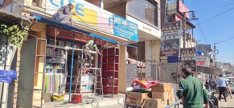 ऊना शहर में एनएच के नोटिस के बाद दुरानों के बाहर अवैध निर्माण हटाते दुकानदार। संवाद