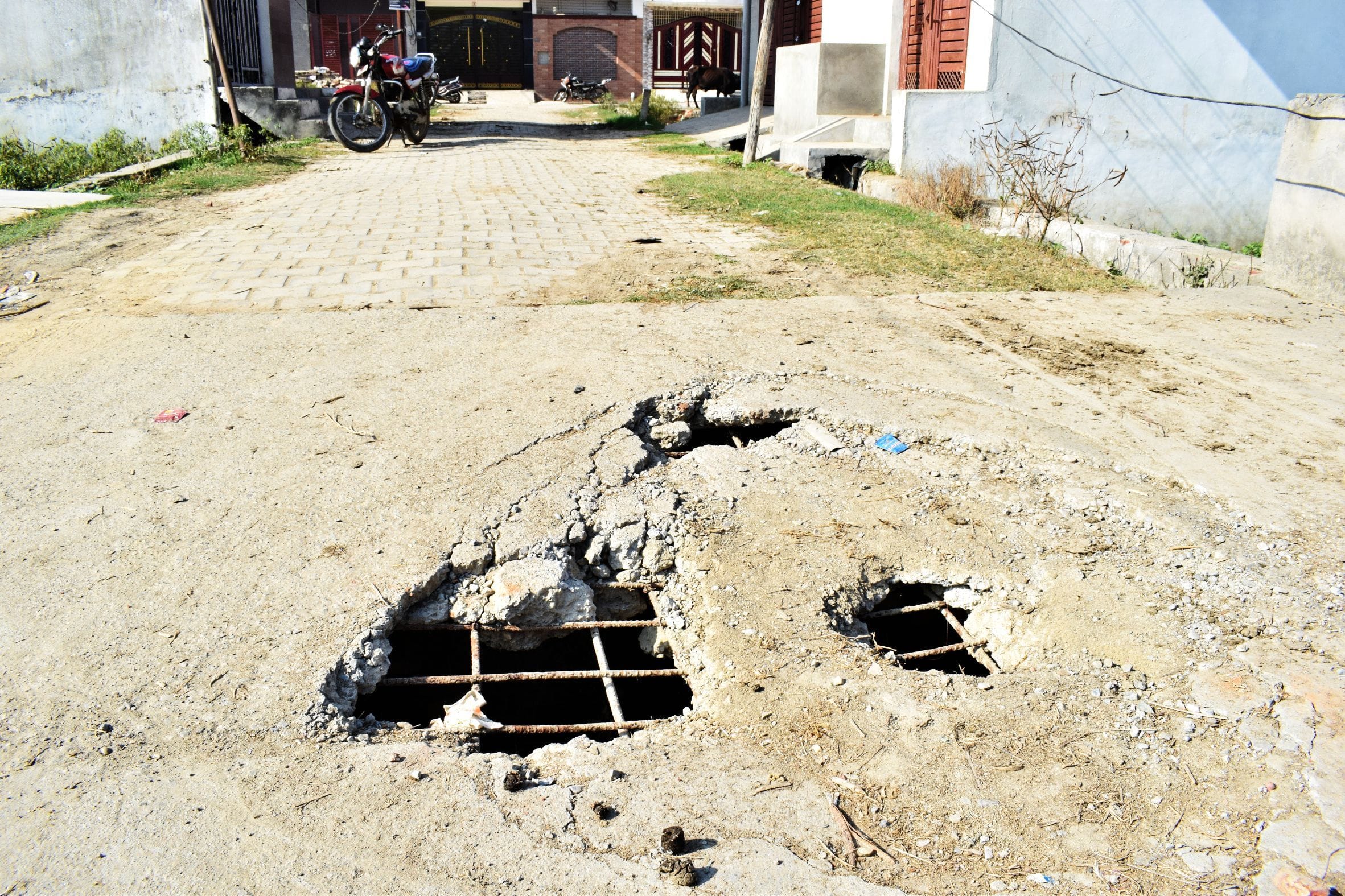 शाहजहांपुर की अक्षरधाम कॉलोनी में टूटी पुलिया । संवाद