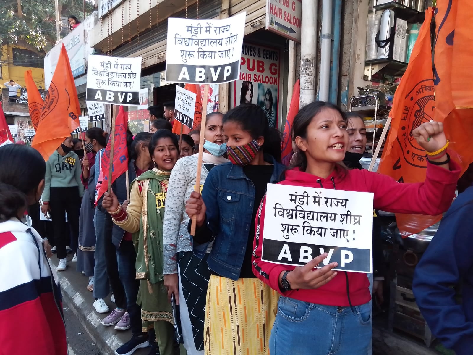 मंडी में आयोजित हुंकार रैली के दौरान नारे लगाते कार्यकर्ता मंडी में आयोजित हुंकार रैली के दौरान नारे लगाते कार्यकर्ता