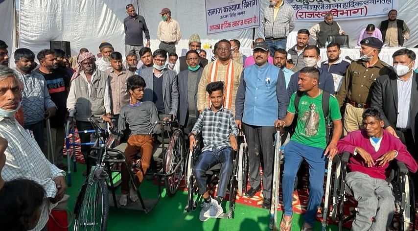 बाजपुर के बहुद्देशीय शिविर में दिव्यांगों को ट्राइसाइकिल वितरण करते डीएम युगल किशोर पंत, भाजपा ?