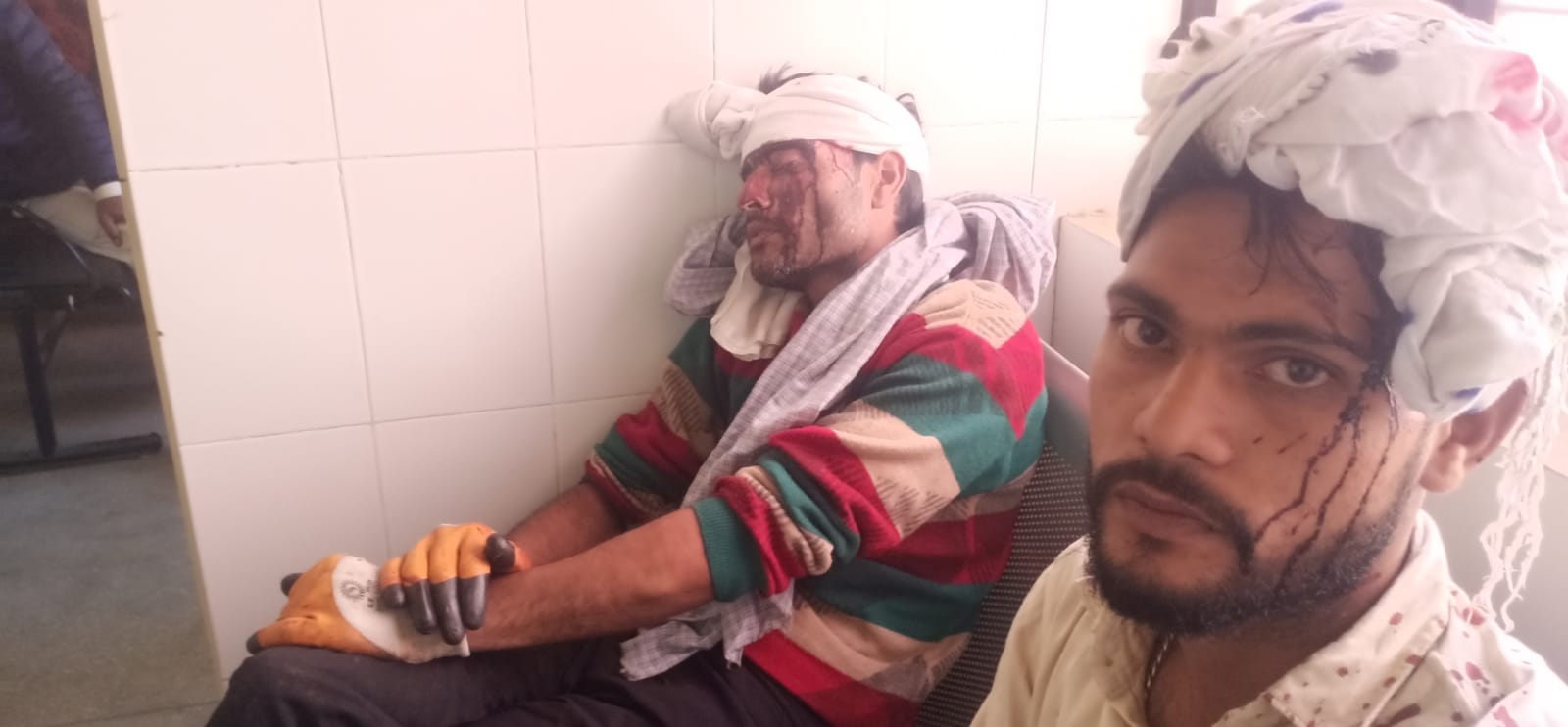 भोपा के बाकर नगर गांव में हुए खूनी संघर्ष के घायल लोग। भोपा के बाकर नगर गांव में हुए खूनी संघर्ष के घायल लोग।