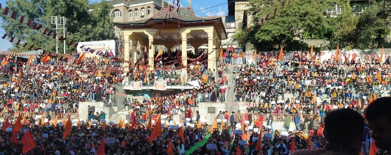 मंडी के सेरी मंच पर मौजूद एबीवीपी के कार्यकर्ता मंडी के सेरी मंच पर मौजूद एबीवीपी के कार्यकर्ता