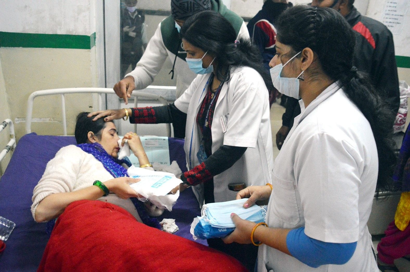 सड़क हादसे में घायलों का नागरिक अस्पताल में उपचार करते स्टाफ सदस्य। संवाद सड़क हादसे में घायलों का नागरिक अस्पताल में उपचार करते स्टाफ सदस्य। संवाद