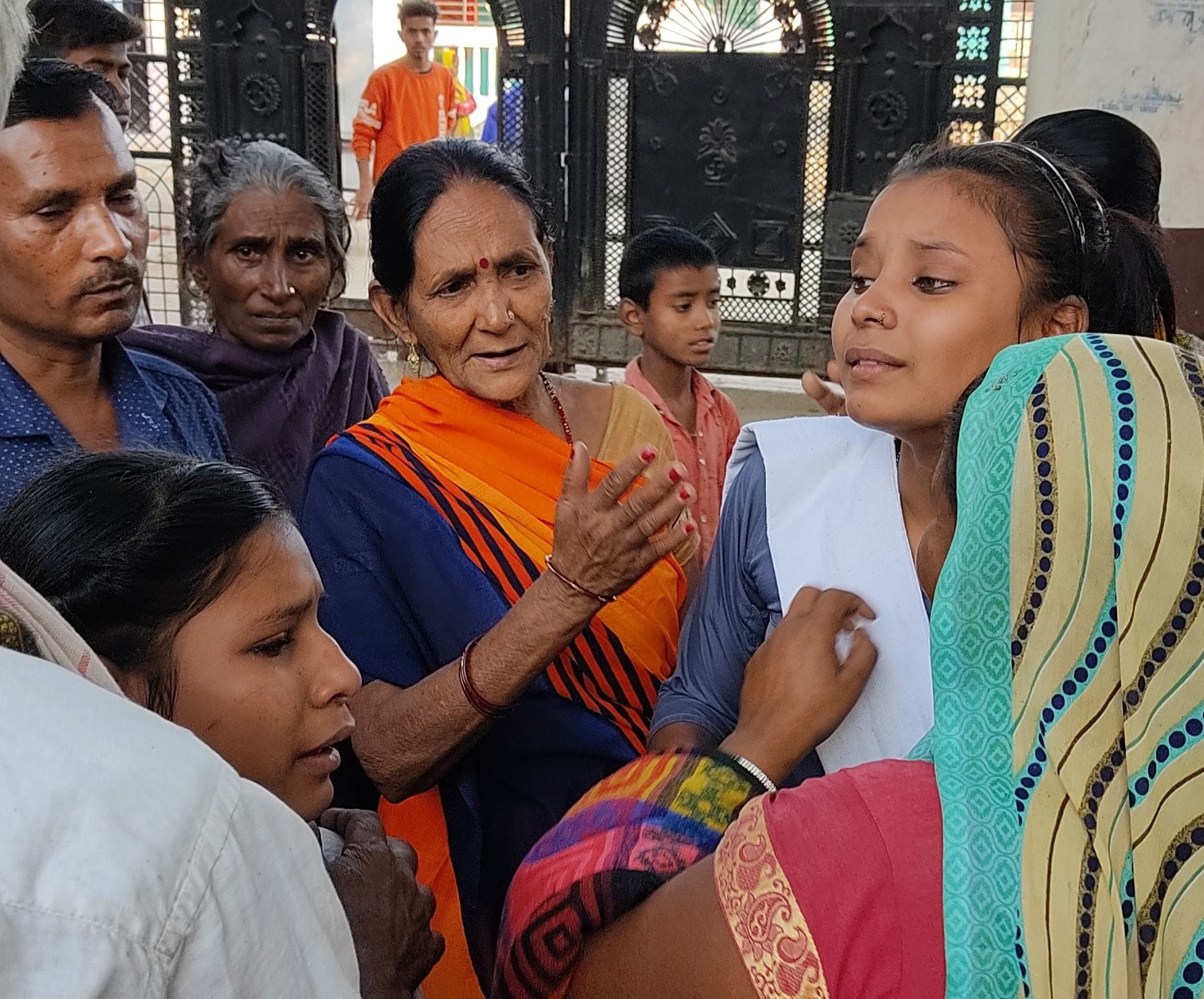विद्यालय से बाहर निकलने के बाद परिजनों से मिलकर दहशत के कारण रोती छात्राएं। संवाद