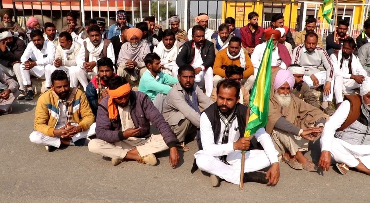 डिंग थाना के समक्ष धरना लगाकर बैठे मृतक के परिजन। डिंग थाना के समक्ष धरना लगाकर बैठे मृतक के परिजन।