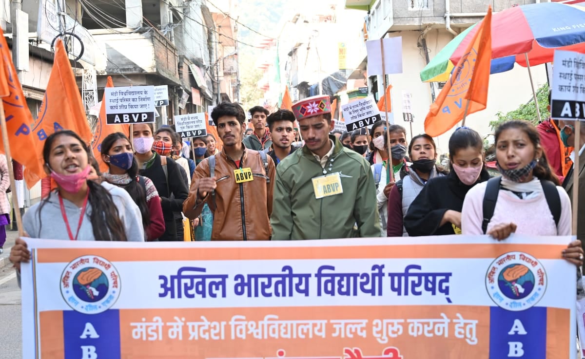 मंडी शहर में हुंकार रैली के दौरान एबीवीपी कार्यकर्ता मंडी शहर में हुंकार रैली के दौरान एबीवीपी कार्यकर्ता