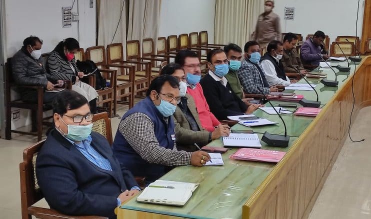 शामली कलेक्ट्रेट सभागार में आयोजित बैठक में भाग लेते अधिकारी शामली कलेक्ट्रेट सभागार में आयोजित बैठक में भाग लेते अधिकारी