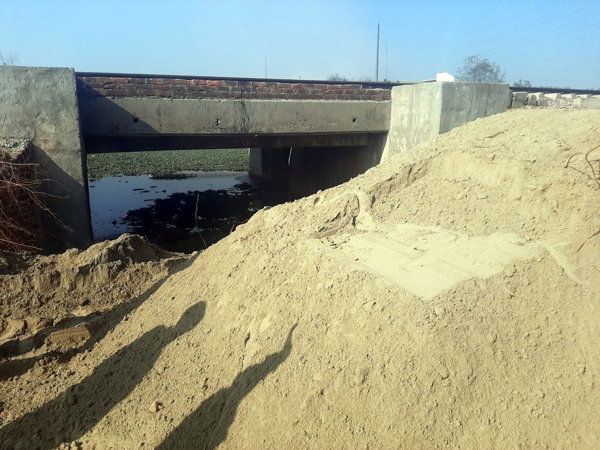 समालखा। रेलवे द्वारा बंद किया गया ड्रेन। समालखा। रेलवे द्वारा बंद किया गया ड्रेन।