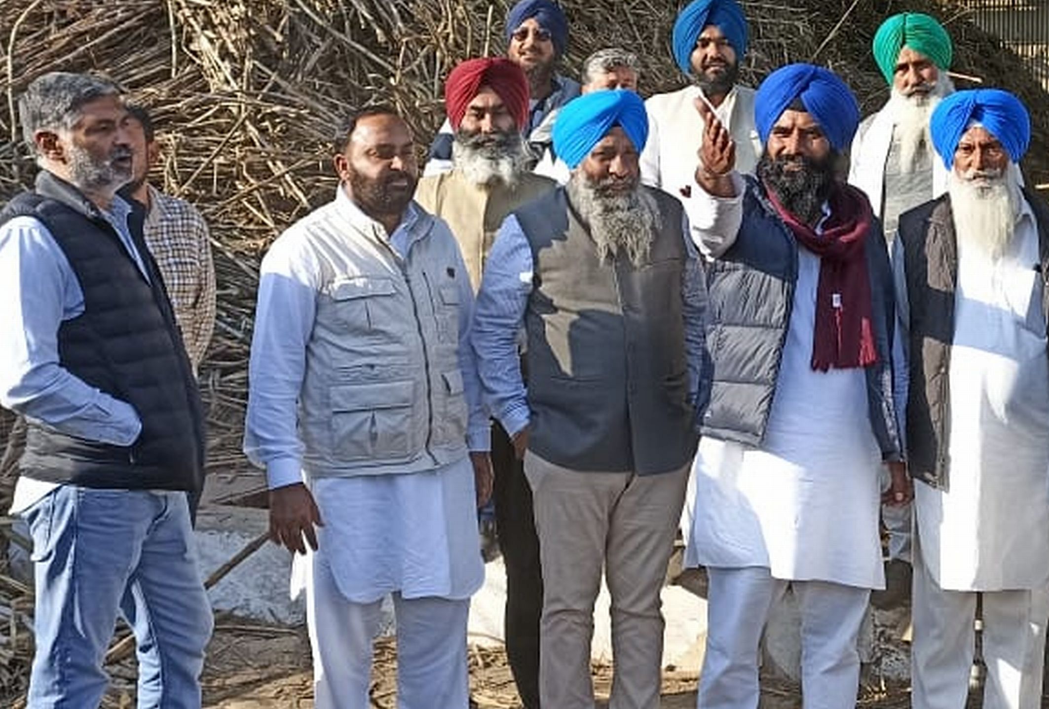 सितारगंज चीनी मिल में गन्ना लेकर खड़े वाहनों का हाल दिखाते तराई किसान संगठन के राष्ट्रीय अध्यक्? सितारगंज चीनी मिल में गन्ना लेकर खड़े वाहनों का हाल दिखाते तराई किसान संगठन के राष्ट्रीय अध्यक्?