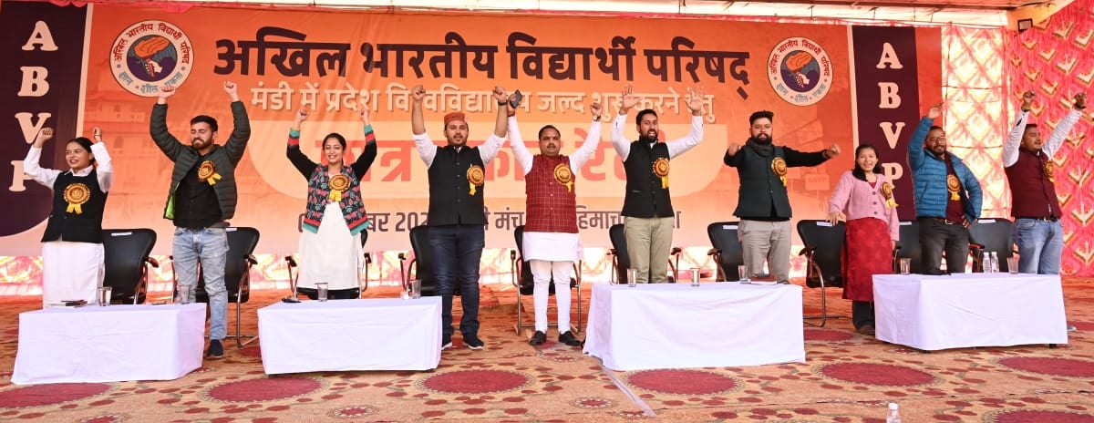 हुंकार रैली के दौरान मंच पर से कार्यकर्ताओं का हौसला बढ़ाते पदाधिकारी हुंकार रैली के दौरान मंच पर से कार्यकर्ताओं का हौसला बढ़ाते पदाधिकारी